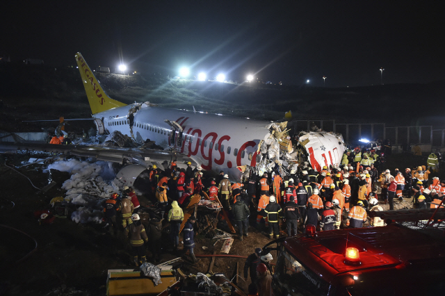 5일(현지시간) 터키 이스탄불 사비하 괵첸 공항에서 착륙 중 미끄러져 파손된 페가수스 항공 소속 보잉 737-800 여객기에 구조대원들이 승객들을 구출하고 있다./이스탄불=AP연합뉴스