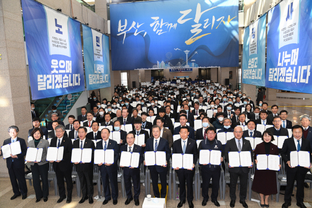 문재인 대통령이 6일 오전 부산시청에서 열린 ‘부산형 일자리 상생 협약식’에 참석해 오거돈 부산시장을 비롯한 노사민정 대표들과 기념촬영을 하고 있다./사진제공=부산시