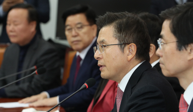 황교안(오른쪽 두번째) 자유한국당 대표가 6일 서울 여의도 국회에서 열린 최고위원회의에서 발언하고 있다. /연합뉴스