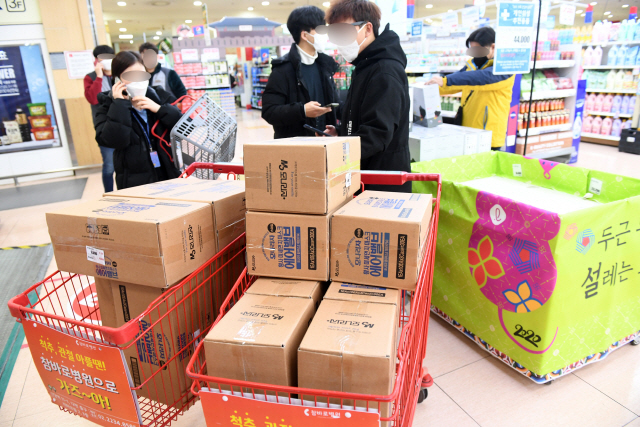 신종 코로나바이러스 감염증 확산이 우려되고 있는 지난 3일 오후 서울 시내 한 대형마트에서 고객들이 마스크를 박스째 구매하고 있다./권욱기자