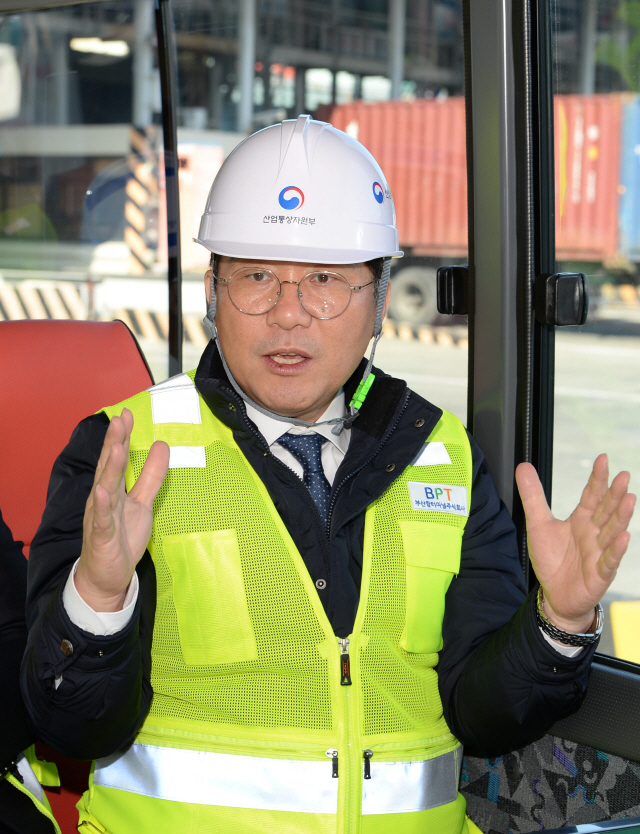성윤모 산업통상자원부 장관이 6일 부산 북항을 방문해 물류상황을 점검하고 있다. 　 /사진제공=산업부