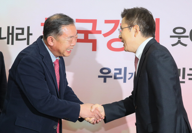 황교안 자유한국당 대표가 6일 국회에서 바른미래당을 탈당해 한국당에 입당할 예정인 이찬열 의원을 만나 반갑게 악수하고 있다. /연합뉴스