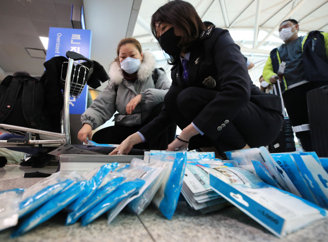 신종 코로나바이러스 감염증 확진자가 추가된 6일 인천국제공항 3층 세관 검사대에서 출국 예정자들이 줄지어 서 있다. 마스크 300개 초과 반출 시 세관 신고를 하고 출국 전 확인을 받아야 한다. /연합뉴스