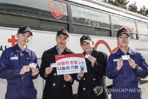 6일 사랑의 헌혈 운동에 참여한 해군 1함대 병사들이 증서를 들어 보이고 있다. /사진제공=해군 1함대