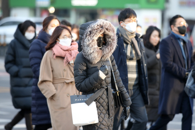 6일 오전 서울 종로구 광화문사거리에서 두꺼운 외투와 마스크를 착용한 시민들이 발걸음을 옮기고 있다. /연합뉴스