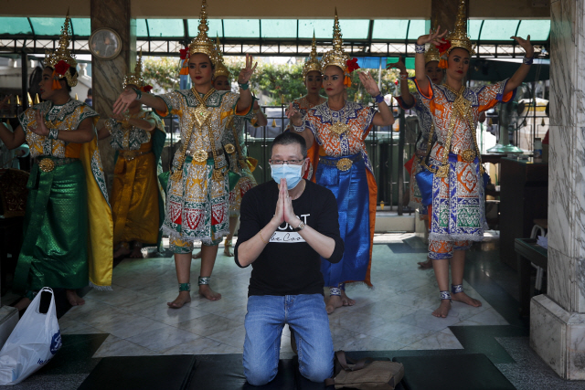 6일(현지시간) 태국의 수도 방콕의 한 사원에서 한 남성이 마스크를 쓰고 합장을 하고 있다. /방콕=EPA연합뉴스