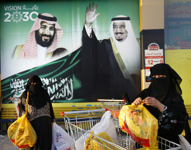 사우디아라비아 지다 시민들이 5일(현지시간) 쇼핑몰에서 물건을 구매한 뒤 이동하고 있다. /지다=AP연합뉴스