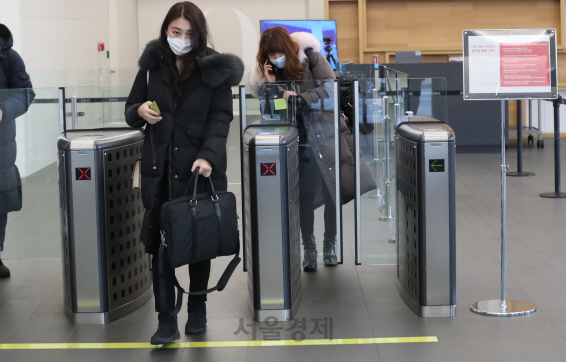 신종 코로나바이러스 감염증 확진자가 나와 직장을 폐쇄한 GS홈쇼핑 서울 영등포 본사에서 직원들이 퇴근하고있다. /이호재기자.