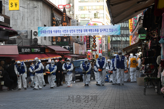 5일 서울 남대문시장에서 방역봉사단이 신종 코로나바이러스 감염증 확산을 방지하기 위한 방역 작업을 하고 있다.  /오승현기자