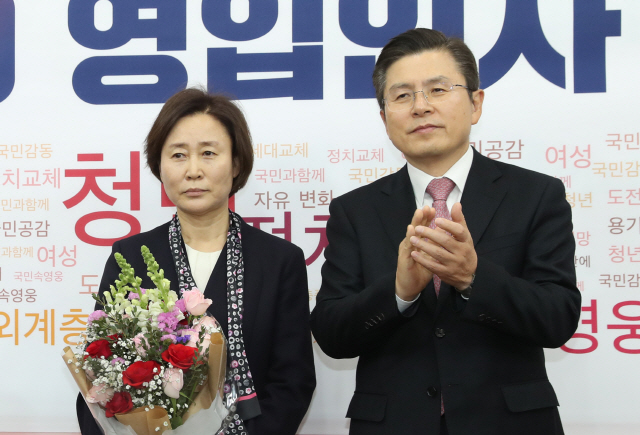 황교안(오른쪽) 자유한국당 대표가 7일 서울 여의도 국회에서 열린 2020 영입인사 환영식에서 10번째 영입인재인 윤봉길 의사의 장손녀 윤주경 전 독립기념관장에게 꽃다발을 전달한 뒤 박수치고 있다. /연합뉴스