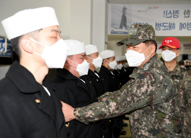 심승섭 해군참모총장은 7일 경남 진해 해군교육사령부를 방문, 기초군사교육 수료식을 앞둔 해상병 663기 병사들을 격려하고 의료진의 교육생들에 대한 신종 코로나바이러스 대응상황을 점검했다.