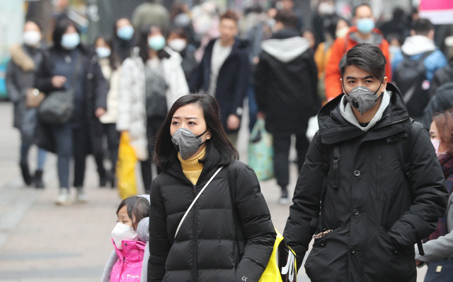 서울 중구 명동거리에서 마스크를 쓴 관광객들이 발걸음을 옮기고 있다./연합뉴스