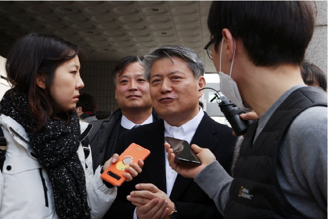 1심서 무죄 선고받은 라정찬 회장이 취재진들에게 답변하고 있다. /연합뉴스