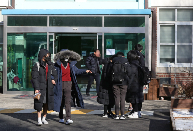 [속보] 서울 송파·강남·양천·영등포 32개교에도 휴업명령