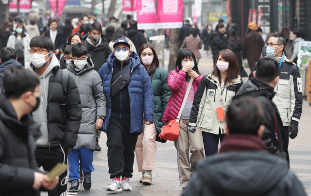 시민들과 관광객들이 마스크를 쓰고 서울 명동 거리를 걷고 있다./연합뉴스