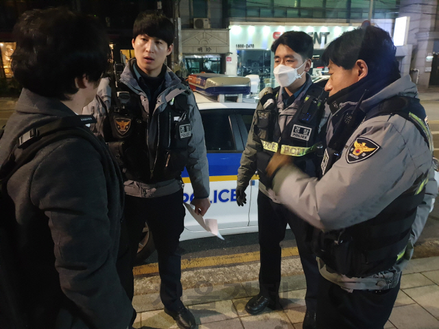 지난달 31일 강기호(왼쪽에서 세번째) 홍익지구대 신임 순경이 이원형 경장, 정연학 경위와 함께 서울 마포구 홍익지구대 앞에서 취객을 설득하고 있다. /허진기자