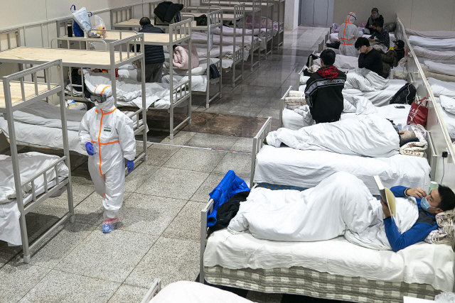 5일(현지시간) 중국 후베이성 우한의 한 대형 전시장을 개조한 임시병원에서 신종 코로나바이러스 감염증 환자들이 병상에 누워있다. /우한=AP연합뉴스