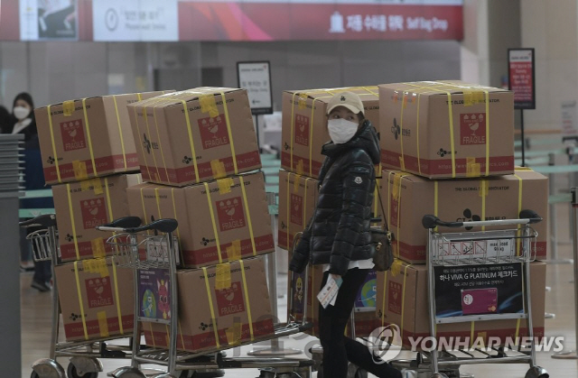 지난달 29일 인천국제공항 출국장에 중국 여행객들이 한국에서 구입한 마스크가 박스째 쌓여있다./연합뉴스