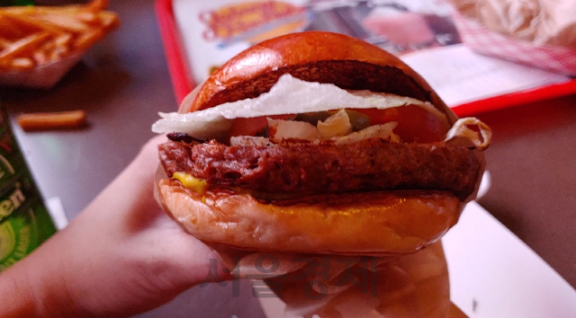 미국 라스베이거스의 한 햄버거 전문점에서 맛본 비욘드미트 버거. /권경원기자