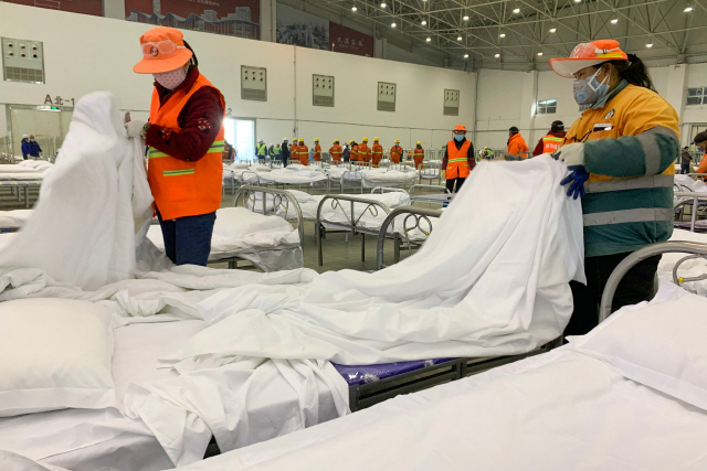 지난 4일 중국 후베이성 우한의 한 대형 전시장에서 작업자들이 신종 코로나바이러스 감염증(신종코로나) 환자를 수용하기 위한 병상들을 설치하고 있다. /AFP연합뉴스