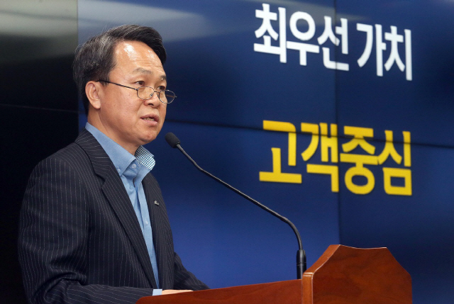 진옥동 신한은행장이 지난 7일 서울 중구 신한은행 본점에서 개최된 ‘2020 상반기 경영전략회의’에서 ‘고객중심’ 경영전략을 설명하고 있다. /사진제공=신한은행