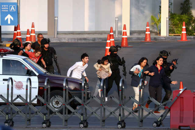 태국 군인들이 9일(현지시간) 나콘랏차시마시에서 총기난사가 벌어진 대형쇼핑몰 ‘터미널21코라트몰’에 갇혀 있던 시민들을 구출하고 있다.  /나콘랏차시마시=로이터연합뉴스