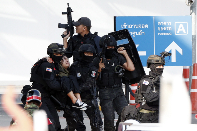 총기난사 사건이 발생한 태국 나콘랏차시마시 인근 ‘터미널21코라트몰’에서 9일(현지시간) 시민들이 군인의 도움을 받아  대피하고 있다. /나콘랏차시마시=EPA연합뉴스