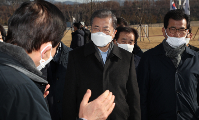 문재인 대통령이 9일 신종 코로나바이러스 확산으로 중국 우한 교민들이 임시 생활하고 있는 진천 공무원인재개발원에서 진영 행안부 장관의 보고를 받고 있다./연합뉴스