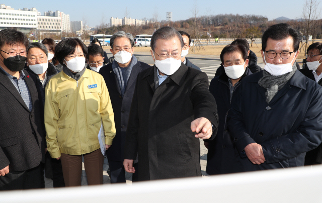 문재인 대통령이 9일 신종 코로나바이러스 확산으로 중국 우한 교민들이 임시 생활하고 있는 진천 공무원인재개발원에서 관계자의 보고를 받고 있다. 이어 문 대통령은 인근 주민들과의 간담회에서 “빨리 (사태가) 정상적으로 돌아가 국가 경제나 지역 경제의 어려움으로 작용하지 않도록 정부도 여러 대책을 세우며 최선을 다하겠다”고 말했다.     /진천=연합뉴스