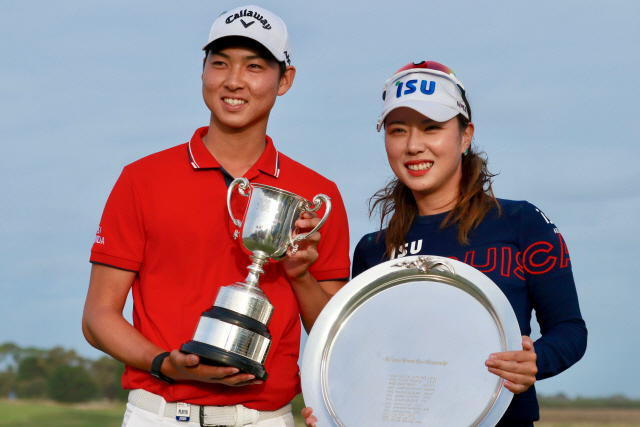 박희영(오른쪽)이 9일 미국 LPGA 투어 빅 오픈에서 우승한 뒤 남자부 챔피언인 호주교포 이민우와 포즈를 취하고 있다. /골프오스트레일리아연합뉴스