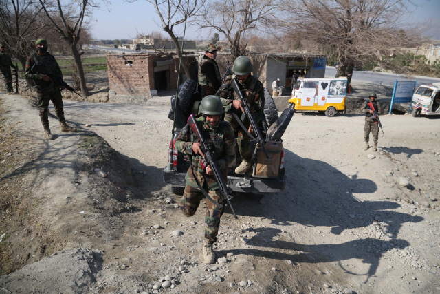 9일(현지시간) 아프가니스탄 군인들이 미군 사망이 발생한 동부 지역 난사 사건과 관련해 순찰을 벌이고 있다./난가하르=EPA연합뉴스