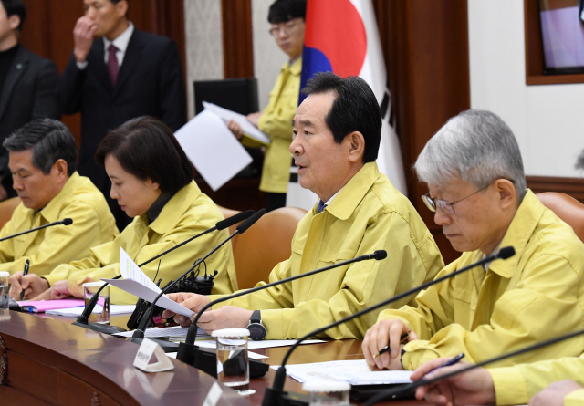 정세균(오른쪽 두번째) 국무총리가 9일 오후 정부서울청사에서 신종 코로나바이러스 감염증 대응 확대 중앙사고수습본부 회의를 주재하고 있다./성형주기자