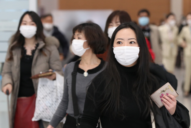 9일 오후 마스크를 착용한 외국인 관광객들이 인천국제공항을 통해 입국하고 있다.  /연합뉴스