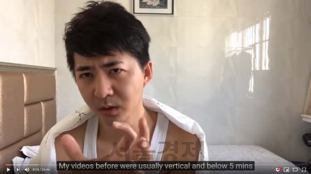 중국 시민기자 천추스가 지난달 31일 유튜브에서 코로나 바이러스에 대해 이야기하고 있다.  /유튜브 캡처