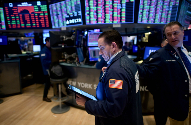 7일(현지시간) 뉴욕증권거래소(NYSE)에서 트레이더들이 업무를 보고 있다./AFP연합뉴스