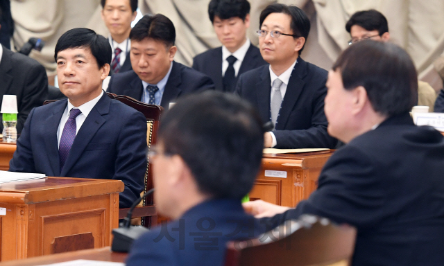 윤석열(오른쪽) 검찰총장과 이성윤(왼쪽) 서울중앙지검장을 비롯한 전국 지검장과 공공수사 담당 부장검사들이 10일 오전 서울 서초구 대검찰청에서 열린 '4·15 총선 대비 전국 지검장회의'에 앞서 취재진 퇴장을 기다리고 있다./오승현기자 2020.02.10