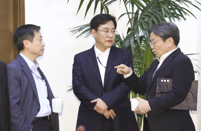 강기정 청와대 정무수석(오른쪽), 윤도한 국민소통수석(왼쪽), 강민석 신임 대변인이 10일 오후 청와대에서 열린 수석·보좌관 회의에 앞서 대화하고 있다./연합뉴스