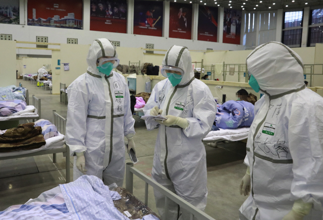 9일(현지시간) 중국 허베이성 우한시에서 의료진들이 진료시설을 점검하고 있다. /우한=신화연합뉴스