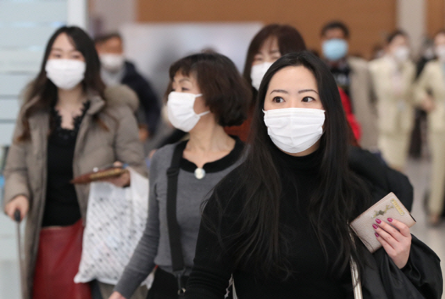 지난 9일 오후 마스크를 착용한 외국인 관광객들이 인천국제공항을 통해 입국하고 있다. /영종도=연합뉴스