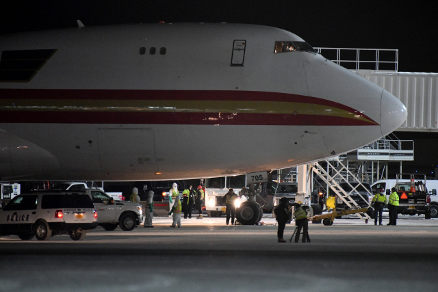 신종 코로나바이러스의 진원지인 중국 우한에서 미국인 240명을 빼내온 미국 전세기가 지난달 28일(현지시간) 밤 중간 급유를 위해 미 알래스카 앵커리지 공항에 도착해 있다. /앵커리지=AFP연합뉴스