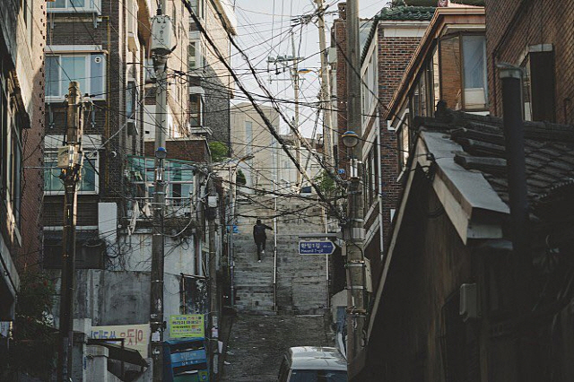 정세균 국무총리가 10일 SNS에서 올린 영화 기생충의 한 장면.