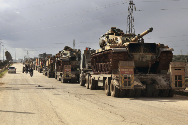 8일(현지시간) 터키군의 탱크와 장갑차 등이 시리아 북서부 이들립 주 비니시 마을을 통과하고 있다./AP연합뉴스