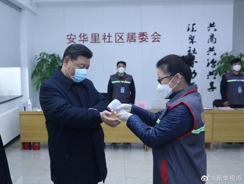 10일 마스크를 쓰고 체온을 재는 시진핑 중국 국가주석 /사진 =신화통신
