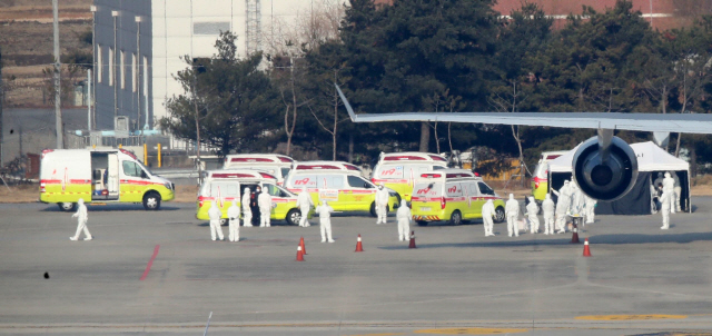 신종 코로나바이러스 감염증의 발원지인 중국 후베이성 우한에서 온 교민들이 탑승한 대한항공 전세기가 지난달 31일 오전 서울 강서구 김포국제공항에 도착한 가운데 119 구급차들이 대기하고 있다.   /이호재기자