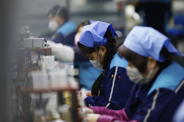 중국의 춘제 연휴가 끝난 지난 10일(현지시간) 장쑤성 쓰훙현의 한 전자부품 공장에서 직원들이 생산작업을 재개하고 있다. /쓰훙=EPA연합뉴스