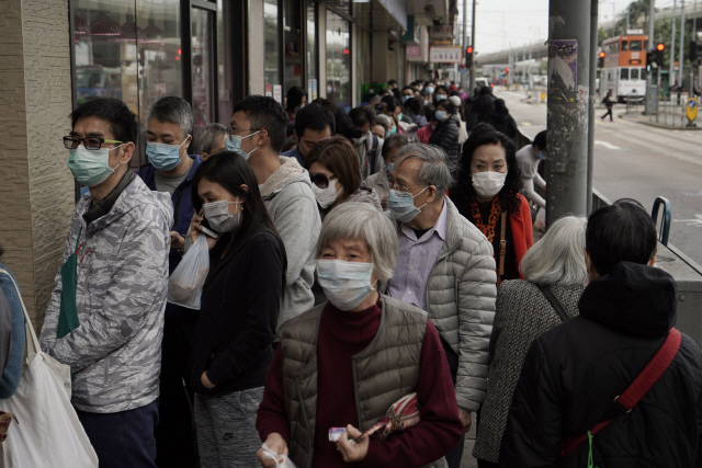 지난 7일 홍콩에서 시민들이 마스크를 사기 위해 판매점 앞에 길게 줄지어 서서 차례를 기다리고 있다./연합뉴스