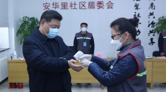 시진핑 중국 국가주석이 지난 10일 베이징 디탄병원을 방문해 현장점검하기에 앞서 체온측정을 받고 있다. /신화연합뉴스