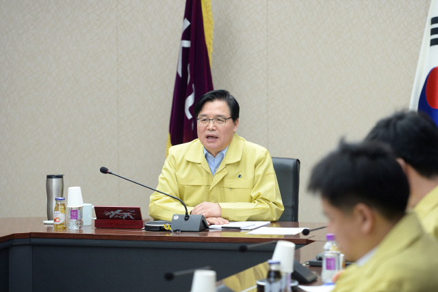 권평오 KOTRA 사장이 중국 지역 무역관과 화상으로 신종 코로나 대응책 마련을 위한 회의를 갖고 있다. /사진제공=KOTRA