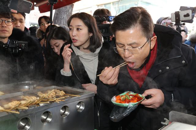 21대 총선 서울 종로 출마를 선언한 황교안 자유한국당 대표가 9일 서울 종로구 성균관대 인근 분식점을 찾아 떡볶이를 먹고 있다./연합뉴스