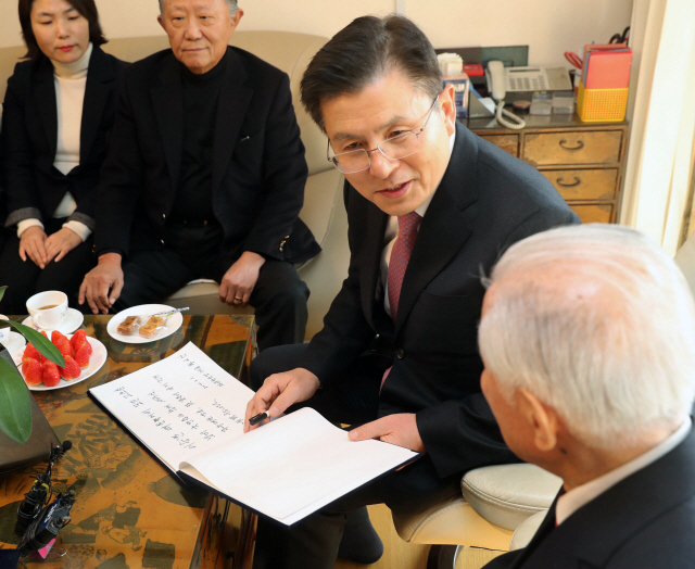 황교안(오른쪽 두번째) 자유한국당 대표가 11일 서울 종로구 이화동의 이승만 전 대통령 사저인 이화장을 방문해 이 전 대통령의 양아들인 이인수 박사를 예방하고 있다. /연합뉴스